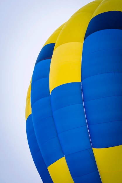 Close-up van kleurrijke Hot Air Ballon vliegen in de lucht