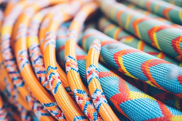 Close-up van kleurrijke klimtouwen die netjes zijn opgerold