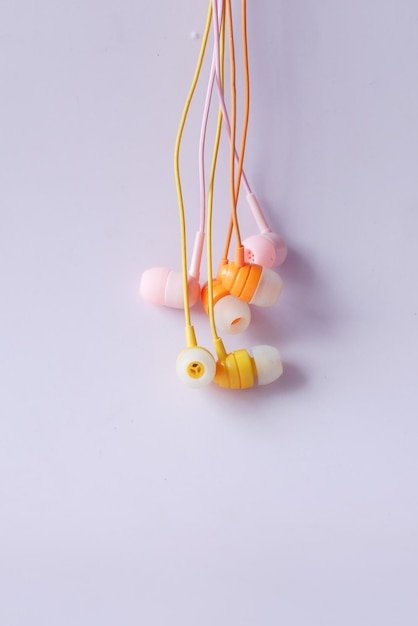 Close up van kleurrijke oortelefoon op witte achtergrond