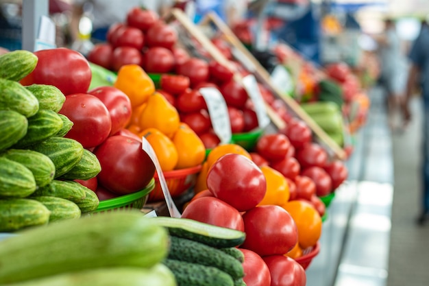 Close up van kleurrijke reeks groenten op een versmarkt. Markt en handelsconcept