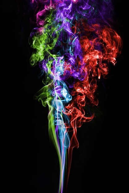 Foto close-up van kleurrijke rook tegen een zwarte achtergrond