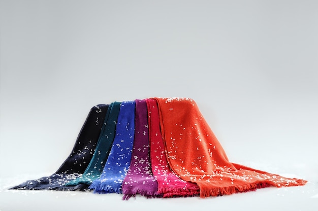 Foto close-up van kleurrijke sjaals op een witte achtergrond