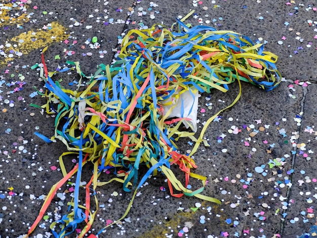 Foto close-up van kleurrijke snaren op de grond