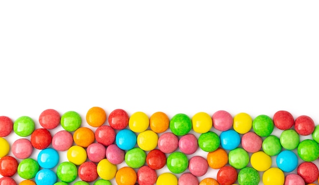 Close-up van kleurrijke snoepjes op witte ondergrond met ruimte voor tekst