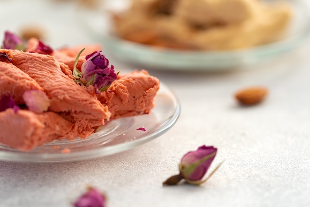 Close up van kleurrijke turkse halva snoepjes op grijze ondergrond