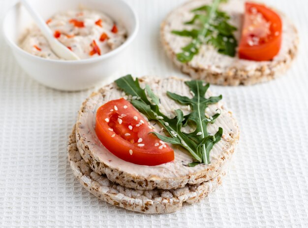 Close-up van knäckebröd met plakje tomaat op tafel