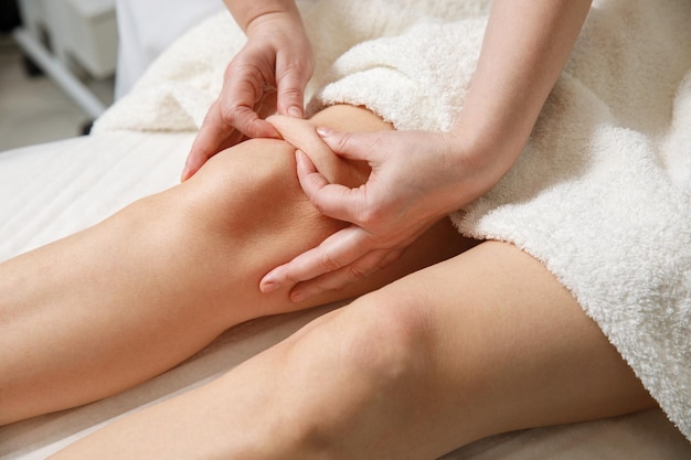 Close up van knie massage procedure in spa salon