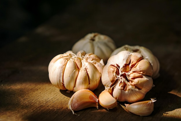 Close-up van knoflook op tafel