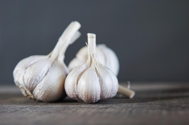 Foto close-up van knoflook op tafel