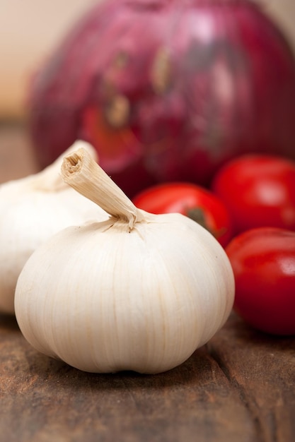 Close-up van knoflook op tafel
