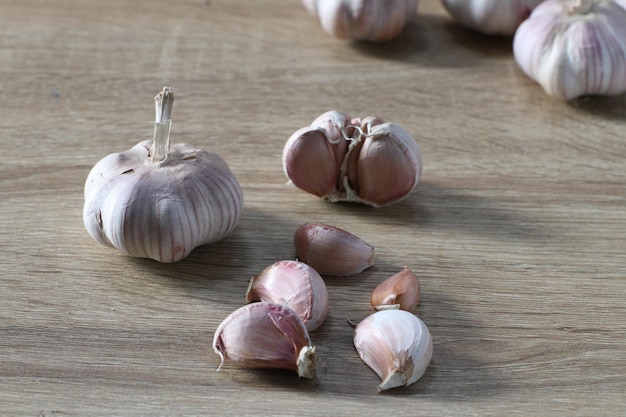 Foto close-up van knoflook op tafel