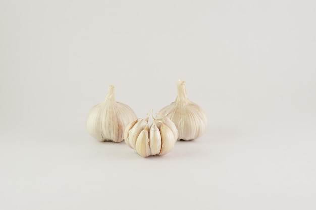 Close-up van knoflook op witte achtergrond