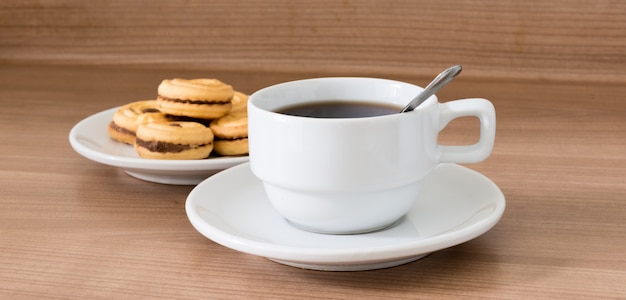 Close-up van koekjes en een kopje koffie