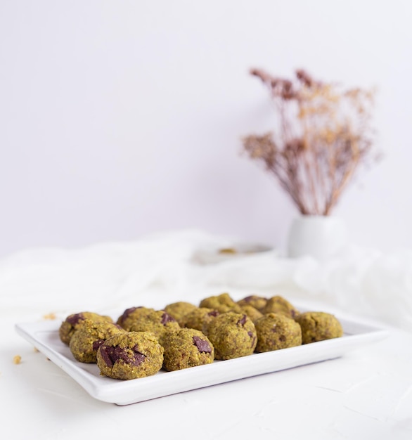 Close-up van koekjes in bord op tafel