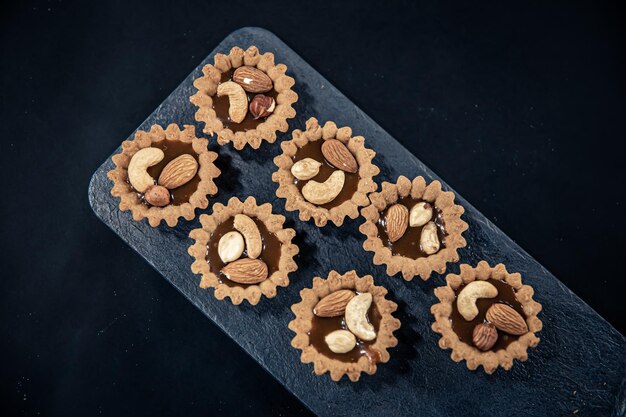 Close-up van koekjes in de vorm van manden met notenvulling