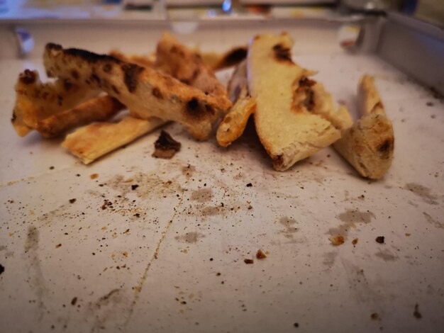 Foto close-up van koekjes in een bord op tafel