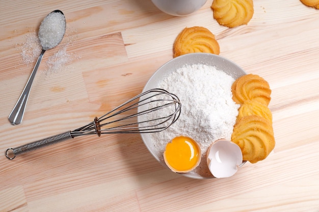 Close-up van koekjes met eieren en ingrediënten op tafel