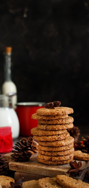 Foto close-up van koekjes op tafel tegen een zwarte achtergrond