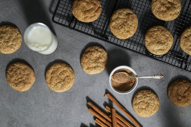 Close-up van koekjes Snickerdoodle met melk