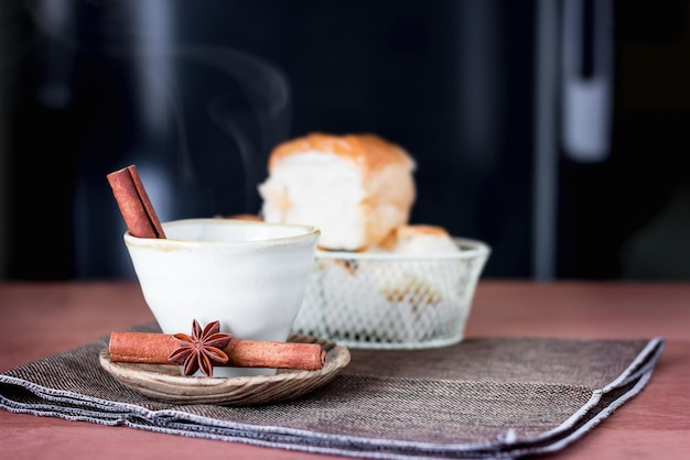 Close-up van koffie die op tafel wordt geserveerd