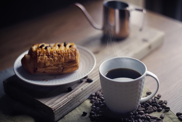 Close-up van koffie die op tafel wordt geserveerd