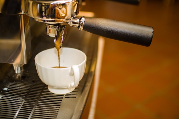 Close-up van koffie die uit de machine komt
