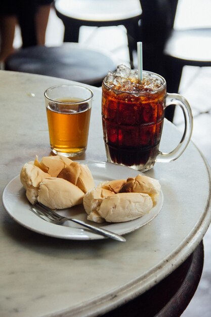 Foto close-up van koffie en drank op tafel