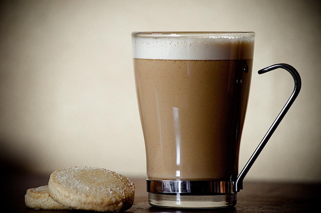 Foto close-up van koffie en koekjes op tafel