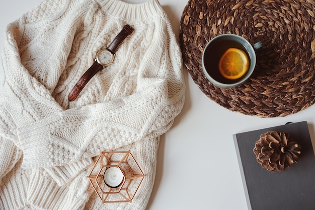 Foto close-up van koffie en persoonlijke accessoires op tafel