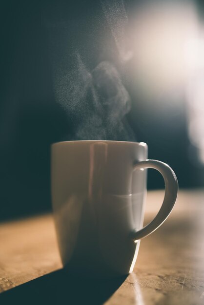 Foto close-up van koffie in een kopje op tafel