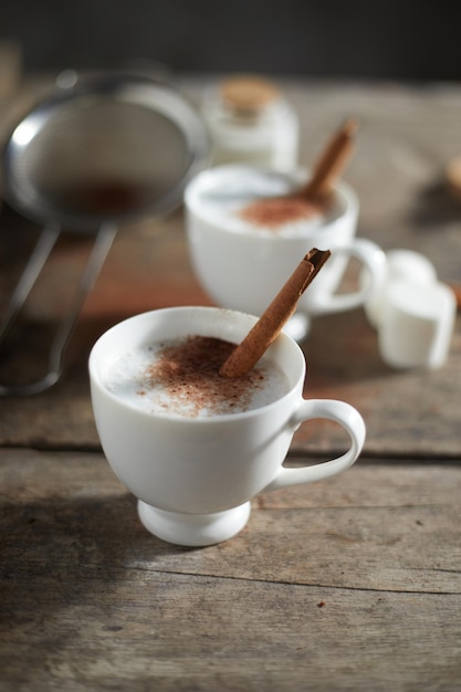 Close-up van koffie in een pot op tafel