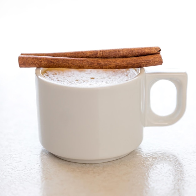 Close-up van koffie op tafel tegen een witte achtergrond
