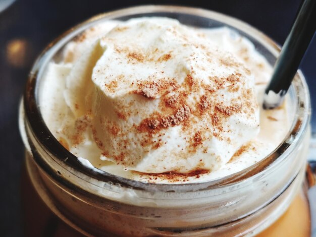 Foto close-up van koffie op tafel