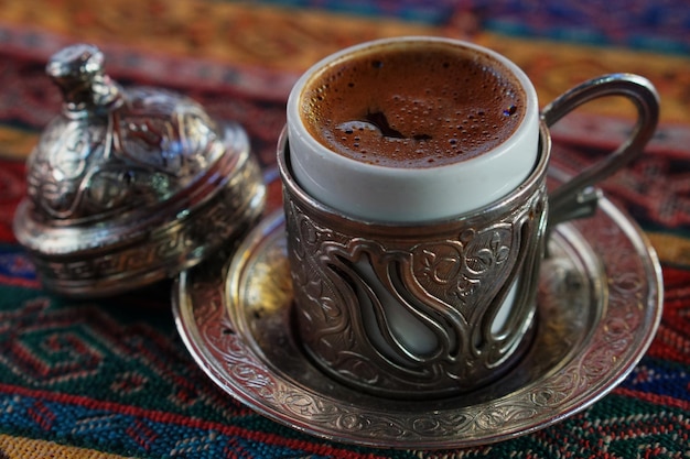 Foto close-up van koffie op tapijt