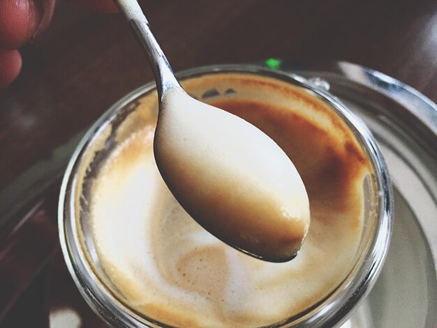 Foto close-up van koffie schuim in lepel