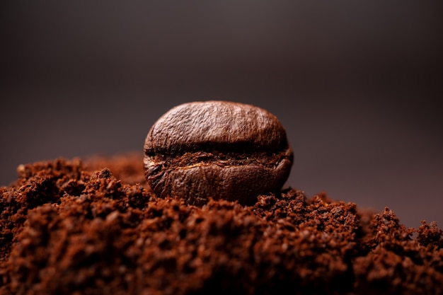 Close-up van koffiebonen op de gemengde hoop gebrande koffie