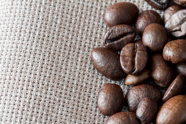 Close-up van koffiebonen op linnen stof met kopie ruimte