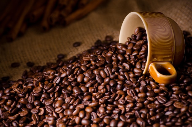 Close-up van koffiebonen op tafel