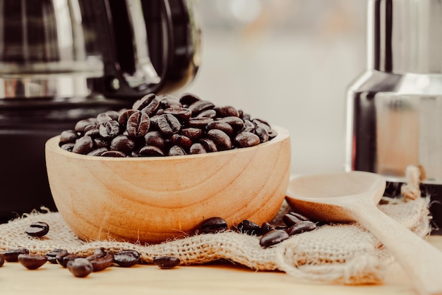 Foto close-up van koffiebonen op tafel