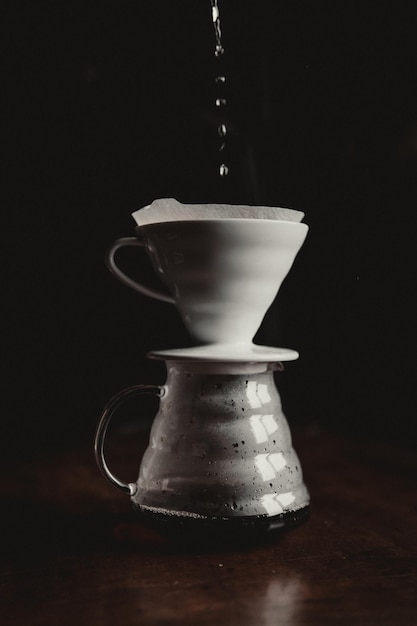 Foto close-up van koffiekopjes tegen een zwarte achtergrond