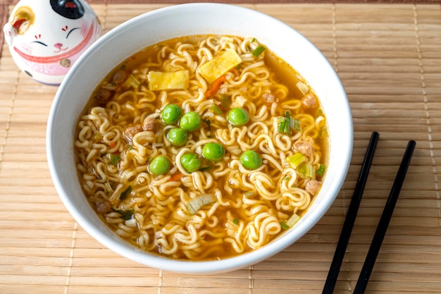 Close-up van kom met instant noodle traditionele aziatische gerechten ramen-soep