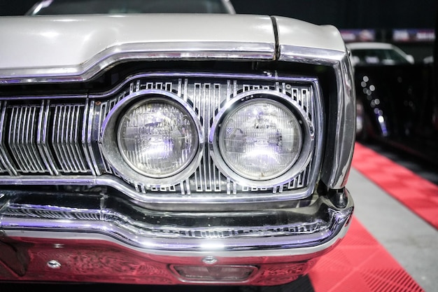 Foto close-up van koplampen van klassieke auto's