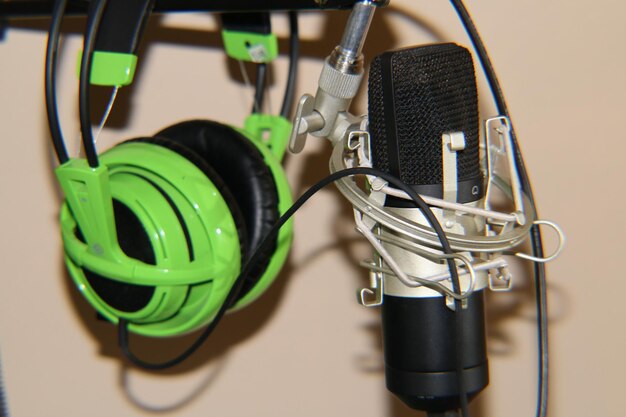 Foto close-up van koptelefoon en microfoon