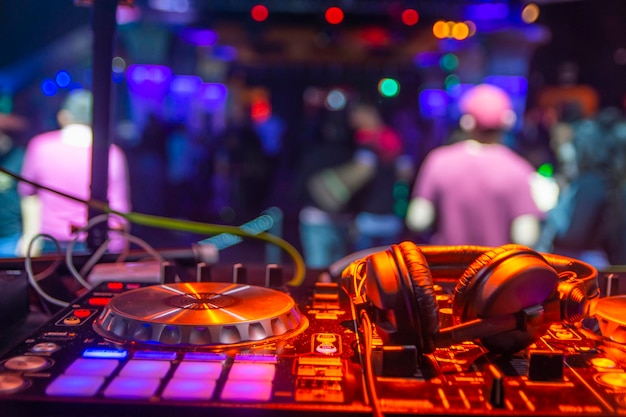 Foto close-up van koptelefoon op geluidsmixer in nachtclub
