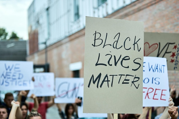 Close-up van kraai van mensen die antiracismebanners dragen op een protest voor zwarte burgerrechten