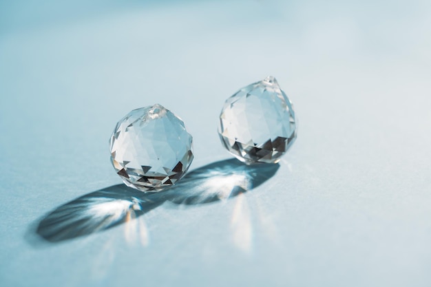 Close-up van kristallen bol op tafel
