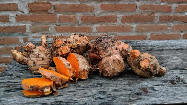 Foto close-up van kruiden op hout tegen een bakstenen muur