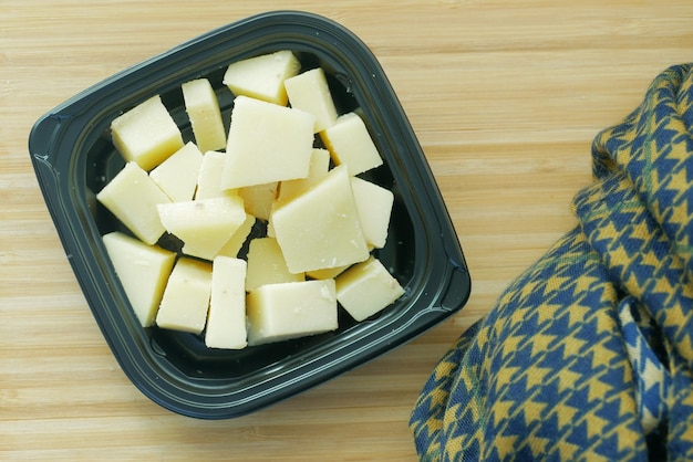 Close up van kubusvorm verse kaas op in een kom