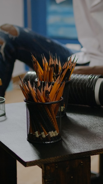 Close up van kunst tools op tafel in creatieve workshop studio