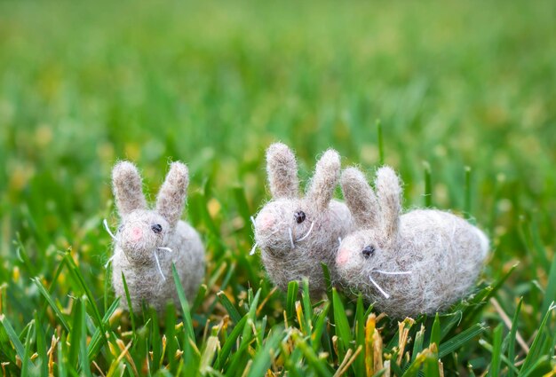 Foto close-up van kunstmatige konijnen op een grasveld